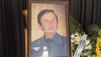 Përcillet për në banesën e fundit parodisti i Vlorës Mane Lumani, miq, kolegë dhe qytetarë nderim për aktorin e shquar