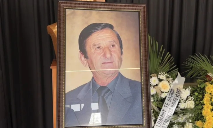 Përcillet për në banesën e fundit parodisti i Vlorës Mane Lumani, miq, kolegë dhe qytetarë nderim për aktorin e shquar