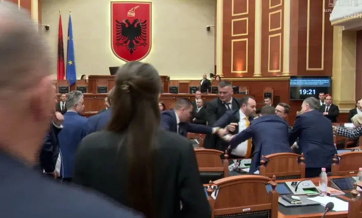 Përdori gjuhë fyese ndaj Vokshi, Grupi i PD kërkon përjashtimin me 60 ditë të Taulant Ballës nga Kuvendi