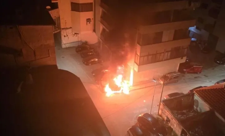 Përfshihen nga flakët dy mjete në Vlorë, pësojnë dëme të konsiderueshme materiale