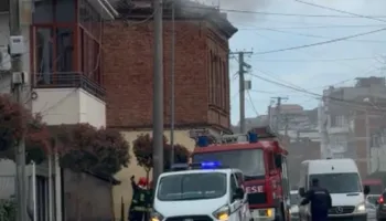 Përfshihet nga flakët banesa në Pogradec, shkak dyshohet oxhaku i papastruar