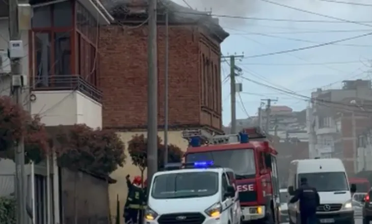 Përfshihet nga flakët banesa në Pogradec, shkak dyshohet oxhaku i papastruar