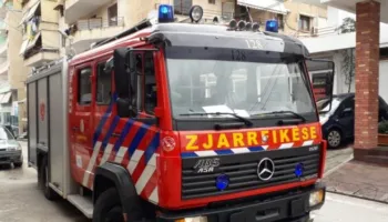 Përfshihet nga flakët një banesë në Tiranë, humb jetën 72-vjeçari