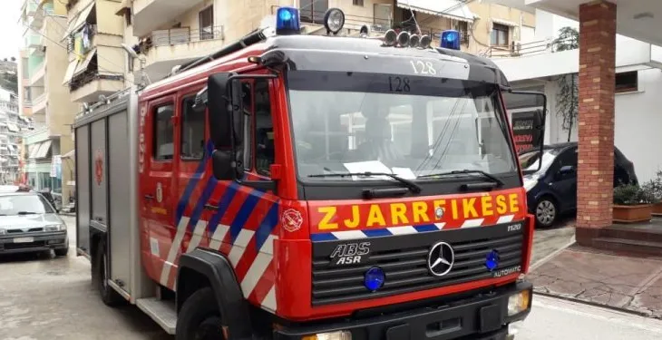 Përfshihet nga flakët një banesë në Tiranë, humb jetën 72-vjeçari