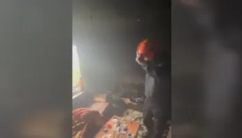 Përfshihet nga zjarri banesa në Berat, dëmtohet pronari, përfundon në spital