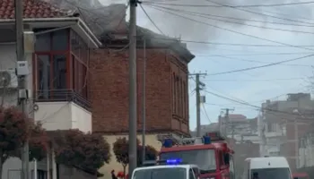 Përfshihet nga zjarri banesa në Pogradec