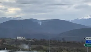 Përfshihet nga zjarri masivi pyjor në Kukës, era favorizon përhapjen e flakëve