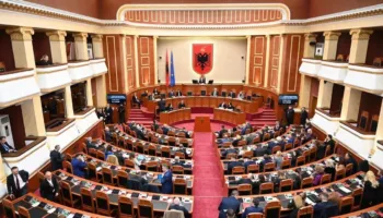 Përjashtohen me 10 ditë nga punimet e Kuvendit Gazmet Bardhin dhe Klevis Balliun