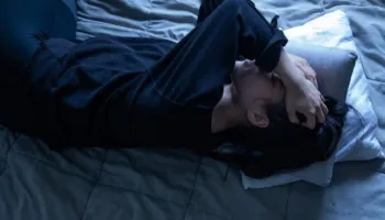 Përjetoni ankth gjatë natës? Pse ju ndodh dhe si mund ta përballoni