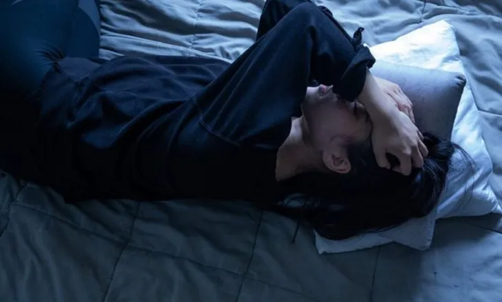 Përjetoni ankth gjatë natës? Pse ju ndodh dhe si mund ta përballoni