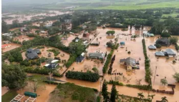 Përmbytjet më të këqija në 20 vite, Hawai urdhëron banorët që të largohen