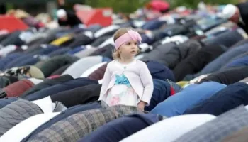 ‘Përpara Zotit të gjithë njësoj jemi’/ Spiropali uron besimtarët për Fitër Bajram: Vetëm sakrifica na afron …