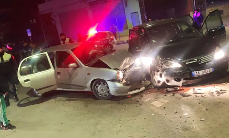 Përplasen dy automjete, dy fëmijë transportohen në spital