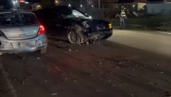 Përplasen dy makina në aksin Korçë-Maliq, tre pjesëtarë të një familje përfundojnë në spital