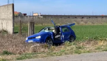 Përplasen dy makina në aksin Shënkoll-Rrilë, njëra përfundon jashtë rruge, plagoset një person