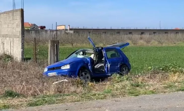 Përplasen dy makina në aksin Shënkoll-Rrilë, njëra përfundon jashtë rruge, plagoset një person