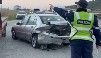Përplasen dy makina në Lushnjë, një i plagosur! Shkak dyshohet parakalimi i gabuar