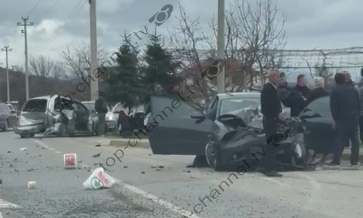 Përplasen rëndë dy makina në aksin Korçë-Maliq, dërgohet me urgjencë në spital njëri prej shoferëve