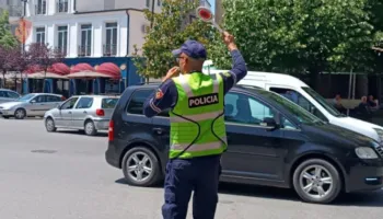 Përplasi shtyllën elektrike dhe një këmbësor, ndalohet shoferi në Tiranë