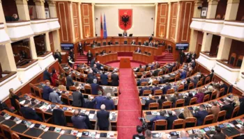 ‘Përplasja’ të enjten në seancë plenare, votimi për Ballukun pikë e parë e rendit të ditës. Pak metra larg Kuvendit, protesta e PD