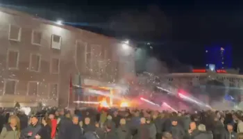 Përplasje dhe molotovë në protestën e opozitës, 20 persona të shoqëruar nga policia