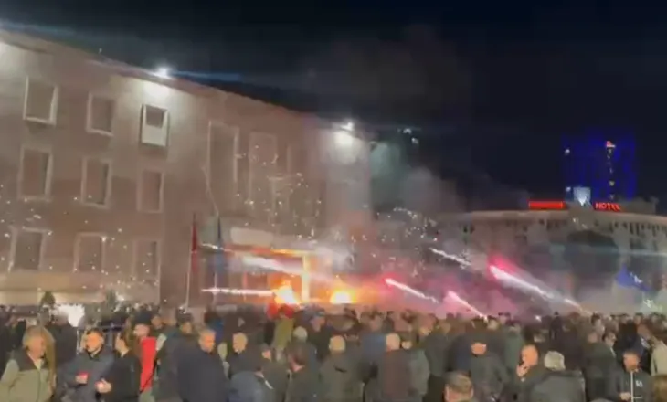 Përplasje dhe molotovë në protestën e opozitës, 20 persona të shoqëruar nga policia