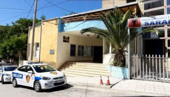 Përplasje e dhunshme mes të rinjve në Sarandë, përfundon i plagosur një i mitur