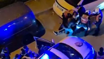 Përplasje e dhunshme në Tiranë, pesë të rinj rrahin dy vëllezër, ndërhyn policia