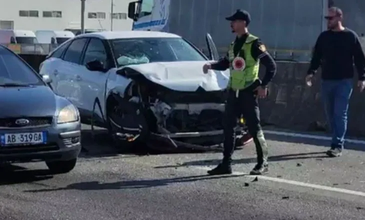 Përplasje zinxhir në Tiranë–Durrës/ 4 automjete të përfshira në aksident të rëndë