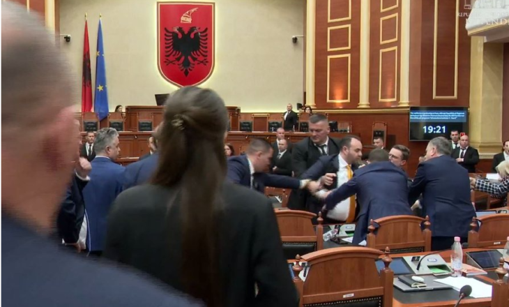 Përplasjet fizike dhe fyerjet në Kuvend, “Etika” vendos për Ballën, Bardhin dhe Balliun