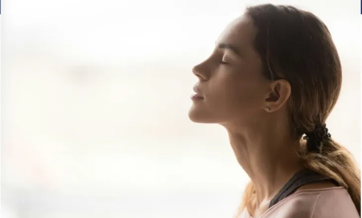 Përse ndonjëherë na bllokohet njëra vrimë e hundës?