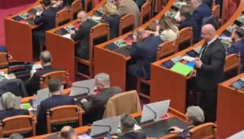 Përse një oficer i gardës qëndron pranë Taulant Ballës në seancë?