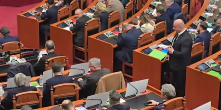 Përse një oficer i gardës qëndron pranë Taulant Ballës në seancë?