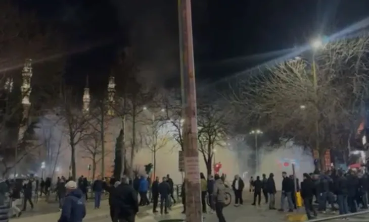 Përshkallëzimi i protestës së opozitës, lëndohen nga molotovët katër efektivët e policisë, dërgohen në spital