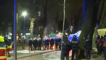 Përshkallëzohen tensionet mes policisë dhe protestuesve, sulme me molotov dhe gaz lotsjellës para AKSHI-t
