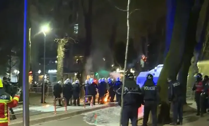 Përshkallëzohen tensionet mes policisë dhe protestuesve, sulme me molotov dhe gaz lotsjellës para AKSHI-t