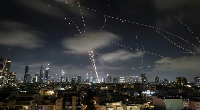 Përshkallëzohet lufta! Izraeli sulmon Teheranin dhe Bejrutin, Irani lëshon raketa e dronë drejt Tel Avivit