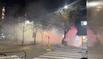 Përshkallëzohet protesta, hedhje të vazhdueshme molotovësh, vendi mbushet me tym pranë Xhamisë së Namazgjasë