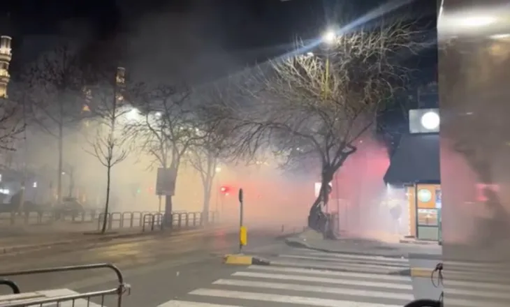 Përshkallëzohet protesta, hedhje të vazhdueshme molotovësh, vendi mbushet me tym pranë Xhamisë së Namazgjasë