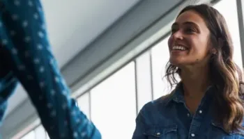 Përshtypja e parë nuk gabon? 7 sinjale psikologjike që tregojnë çfarë mendojnë të tjerët për ju në sekondat e para