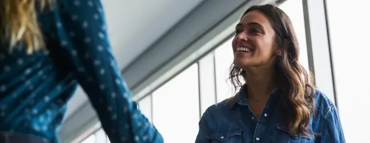 Përshtypja e parë nuk gabon? 7 sinjale psikologjike që tregojnë çfarë mendojnë të tjerët për ju në sekondat e para