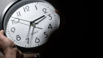 Pesë gjërat që duhet t’i dini mbi ndryshimin e orës të dielën
