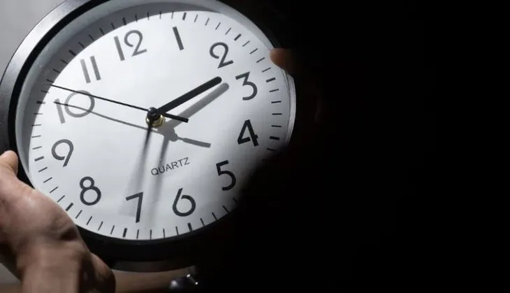 Pesë gjërat që duhet t’i dini mbi ndryshimin e orës të dielën