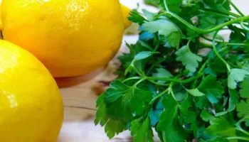 Pesë ushqime pranverore që ndihmojnë shumë në pastrimin e organizmit