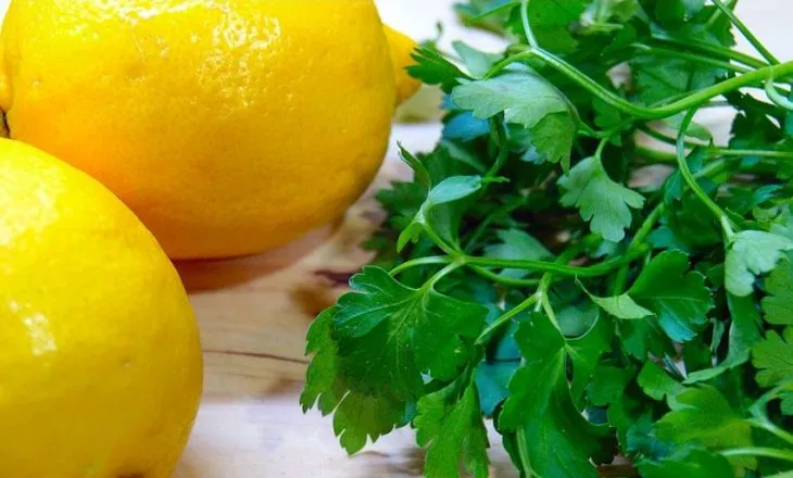 Pesë ushqime pranverore që ndihmojnë shumë në pastrimin e organizmit