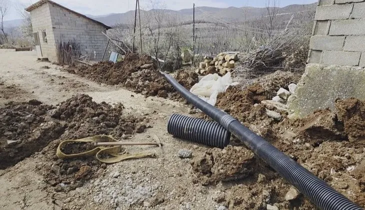 Peshqit braktisin bregun! Lini turistik i derdh ujërat e zeza në Liqenin e Ohrit