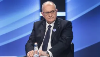 Petrit Vasili: Për llogari të kujt e ka bërë këtë lojë të dyfishtë Hoxha?