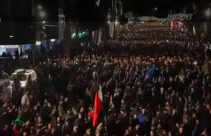 Petrit Vasili: Protesta e vetmja rrugē, e vetmja shprese, vetmja drite ne fund te tunelit!