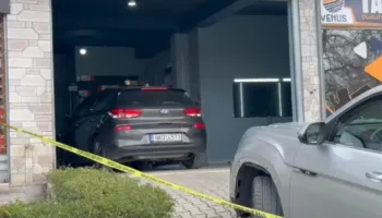 Plagosën pronarin e servisit se nuk i pëlqeu ngjyra e makinës, arrestohen autorët