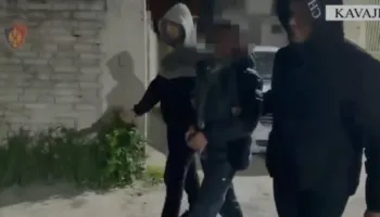 Plagosi me armë zjarri një 39-vjeçar/ Në pranga 42-vjeçari në Durrës, arrestohet në flagrancë edhe bashkëpunëtori që e ndihmoi të largohej nga vendngjarja